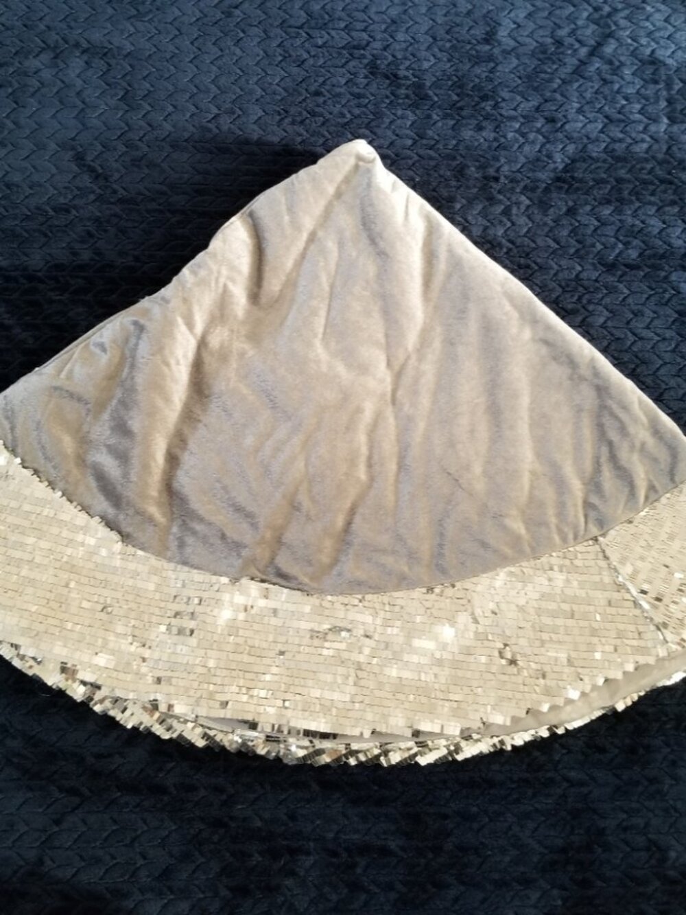 NWOT Beautiful Silver Satin and Sequin Christmas Tree Skirt 30"
